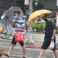 気象署は昨日(21日)、今後1週間は概ね太平洋高気圧の影響を受け、午後の雷陣雨の天気パターンが主であることを示し、週末からは水分がやや増し、雨域が拡大し、来週は午後の雨量がやや増強すると発表した。(写真/柯承惠撮影) 気象署は昨日(21日)、今後1週間は概ね太平洋高気圧の影響を受け、午後の雷陣雨の天気パターンが主であることを示し、週末からは水分がやや増し、雨域が拡大し、来週は午後の雨量がやや増強すると発表した。(写真/柯承惠撮影)
