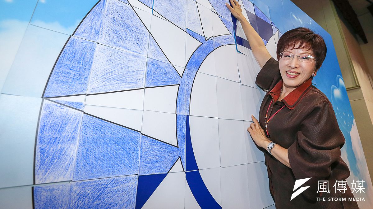 \「青社」千人入黨生日派對.國民黨黨主席洪秀柱出席.在進行「百人彩繪大拼圖」活動時.她踮著腳尖在黨徽圖形貼上最後一塊拼圖.(陳明仁攝) \「青社」千人入黨生日派對.國民黨黨主席洪秀柱出席.在進行「百人彩繪大拼圖」活動時.她踮著腳尖在黨徽圖形貼上最後一塊拼圖.(陳明仁攝)