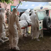 2026年8月29日、ネパールで、鉄砲水の犠牲者の遺体を臨時墓地へ運ぶ救助隊員。(写真/AP通信) 2026年8月29日、ネパールで、鉄砲水の犠牲者の遺体を臨時墓地へ運ぶ救助隊員。(写真/AP通信)