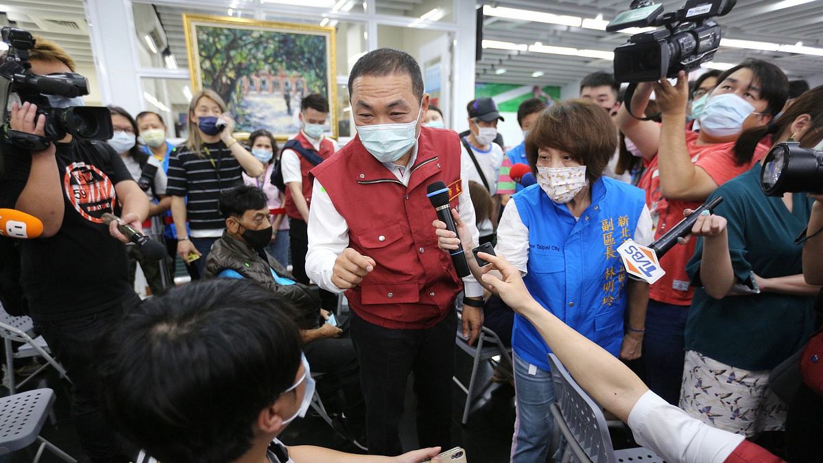 新北市長侯友宜(紅衣者)今(6)日赴汐止區公所視察民眾申請紓困的作業流程,並指示公所人員應遵守「從寬認定、資料從簡、從速發放」3原則。(新北市政府提供) 新北市長侯友宜(紅衣者)今(6)日赴汐止區公所視察民眾申請紓困的作業流程,並指示公所人員應遵守「從寬認定、資料從簡、從速發放」3原則。(新北市政府提供)