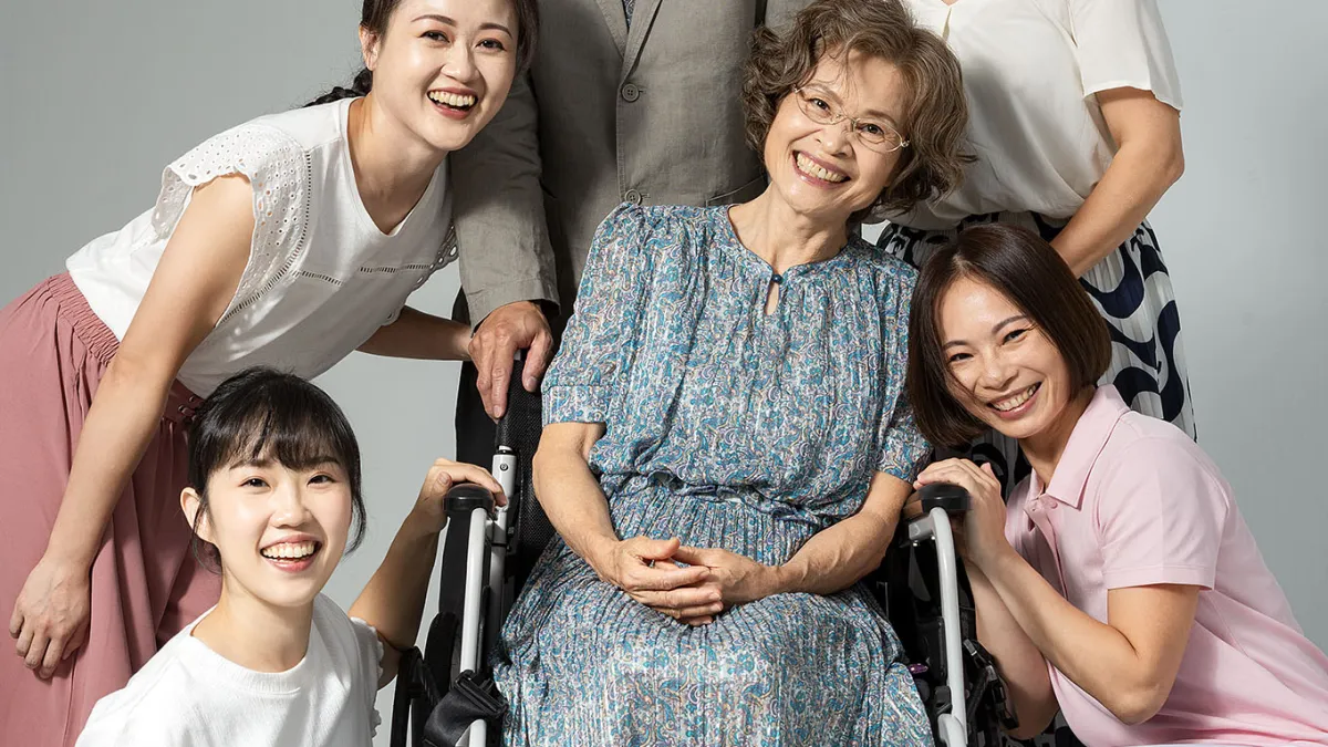 《親愛的陌生人2.0》由5位表演者與1位70歲素人奶奶共同演出。(圖/八月表演工作室提供)