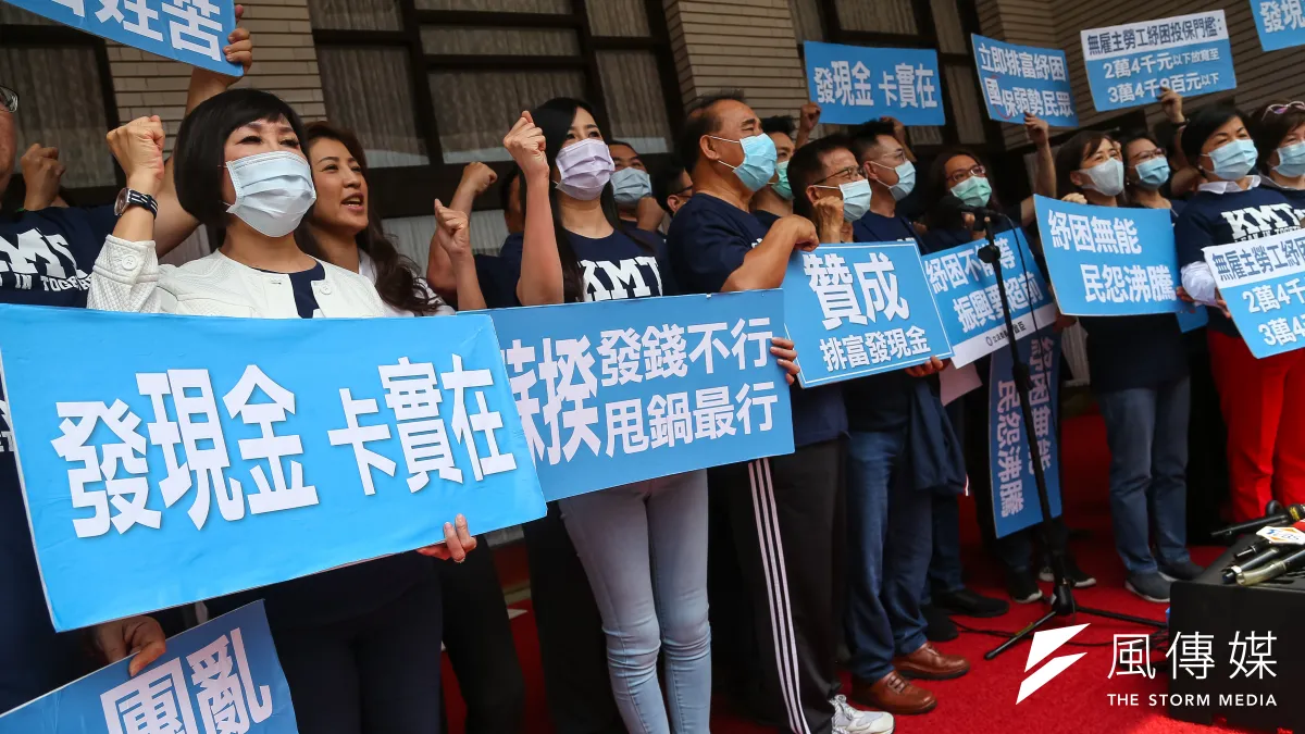 國民黨立院黨團於振興紓困追加預算案表決後召開記者會。(顏麟宇攝)