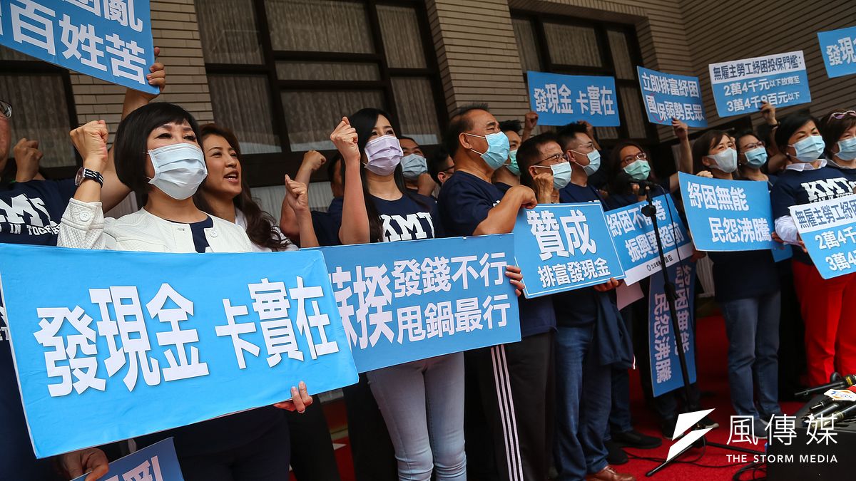 國民黨立院黨團於振興紓困追加預算案表決後召開記者會。(顏麟宇攝) 國民黨立院黨團於振興紓困追加預算案表決後召開記者會。(顏麟宇攝)