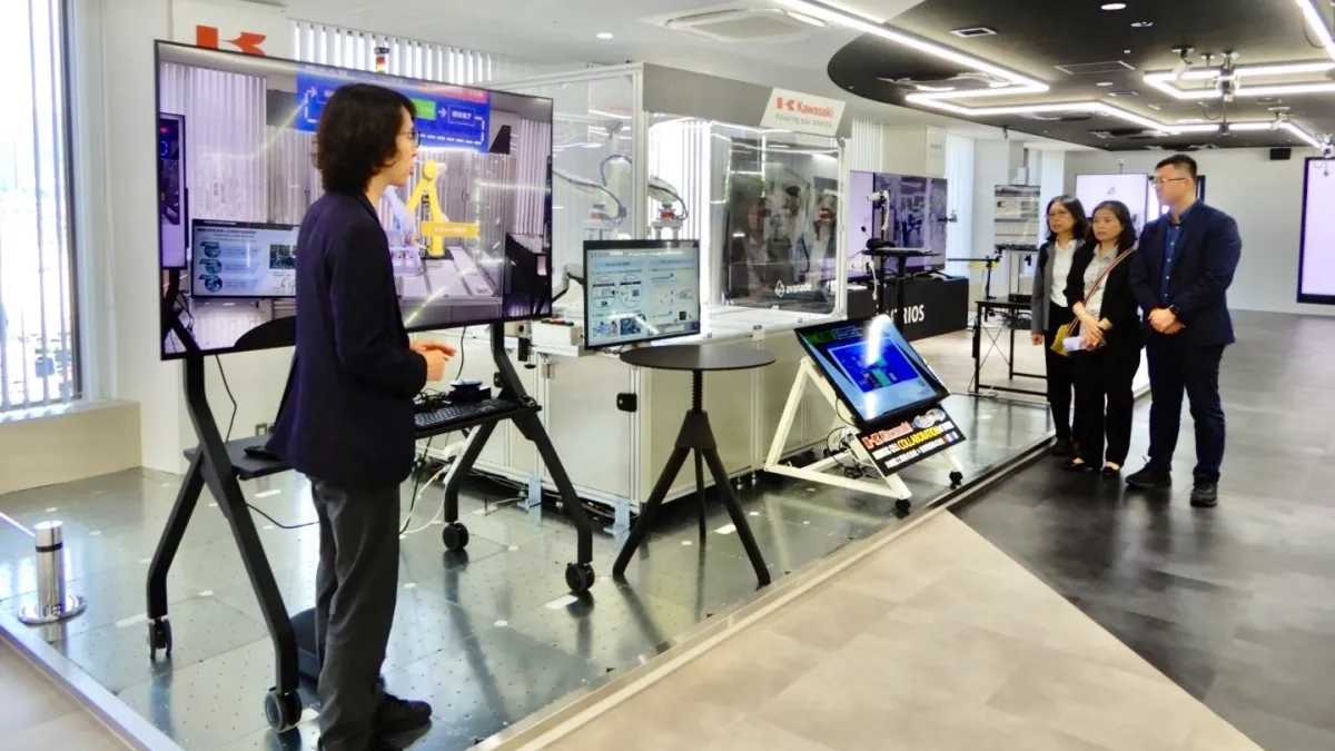 日本微軟AI實驗室展示與川崎重工合作的AI機器手臂雄厚-小林先生介紹AI與川崎合作經驗。(圖/台中市政府)