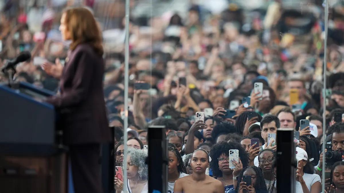 2024年11月6日,賀錦麗在華府的霍華德大學校園發表落選演說、承認失敗。(美聯社)