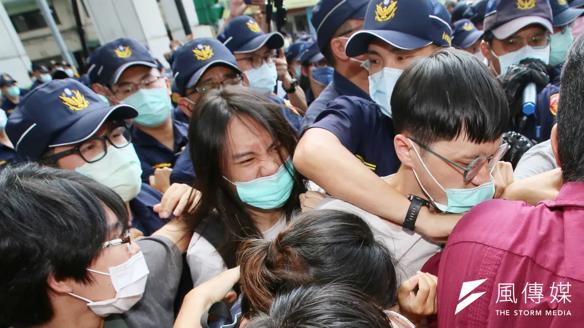 南鐵黄春香家關注組與多個社運團體8月在民進黨中央黨部前舉行「打壓社運強拆黃家, 人權立國變濫權禍國」記者會,抗議民眾一度與警方發生推擠。(資料照,柯承惠攝)