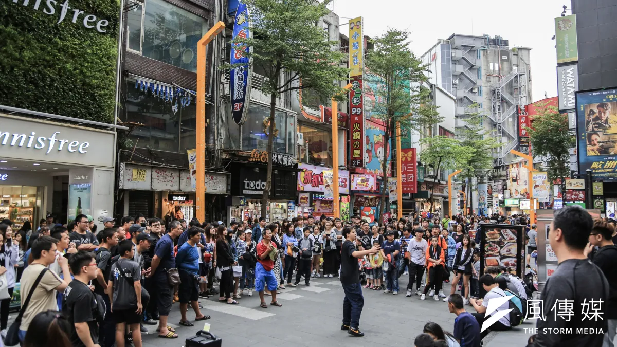 東區商圈沒落因素多,其中之一是人潮由東區轉進西區或信義區,圖為西門町街景。(資料照片,簡必丞攝)