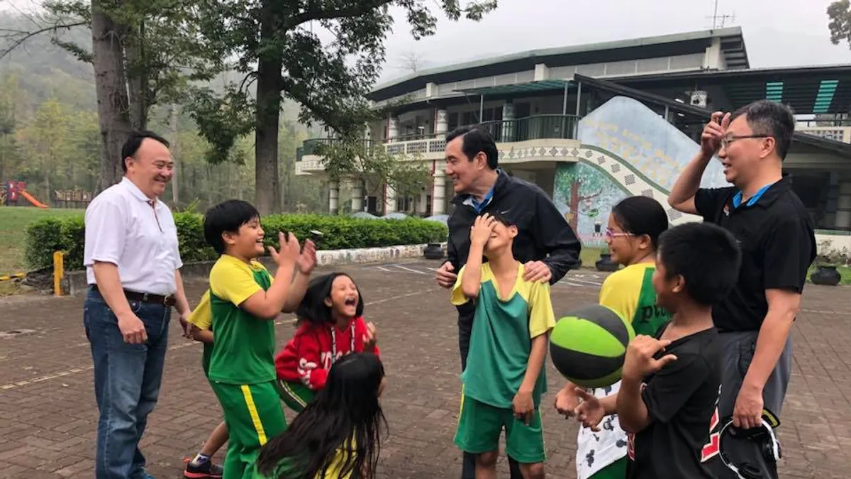 前總統馬英九卸任後聲望逆勢回升。圖為馬英九來到比悠瑪部落的小學,馬英九不知道說了什麼,孩子們笑得前仰後合。(取自龍應台臉書)