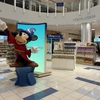 ディズニーストアの公式オンライン体験を届ける全国巡回ポップアップが神奈川で開幕し、限定品や参加型企画で賑わっている。(写真/© Disney提供) ディズニーストアの公式オンライン体験を届ける全国巡回ポップアップが神奈川で開幕し、限定品や参加型企画で賑わっている。(写真/© Disney提供)