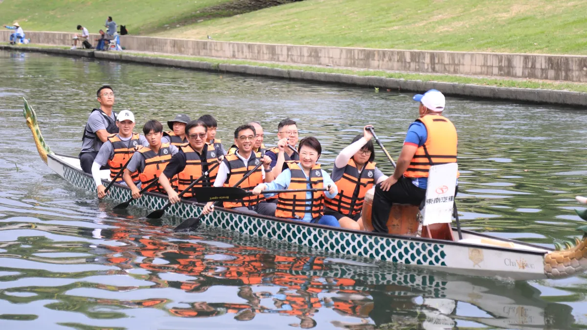 24日在大里區康橋水岸公園舉辦「114年端午節龍舟輕艇休閒艇體驗活動」。市長盧秀燕率市府一級機關首長參與。(圖/台中市政府)