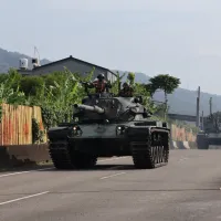 「陸勝2号」演習で北上する赤軍の第564旅団。写真は同旅団のM60A3戦車。(張曜麟撮影) 「陸勝2号」演習で北上する赤軍の第564旅団。写真は同旅団のM60A3戦車。(張曜麟撮影)