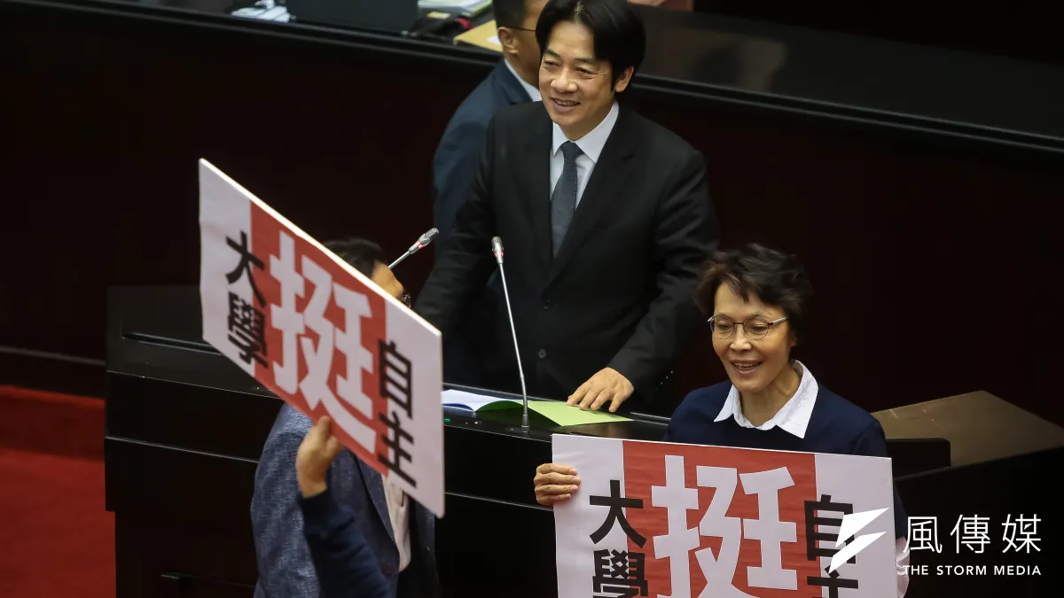行政院長賴清德赴立院專案報告,被國民黨團立委持「挺大學自主」標語包圍。(顏麟宇攝)