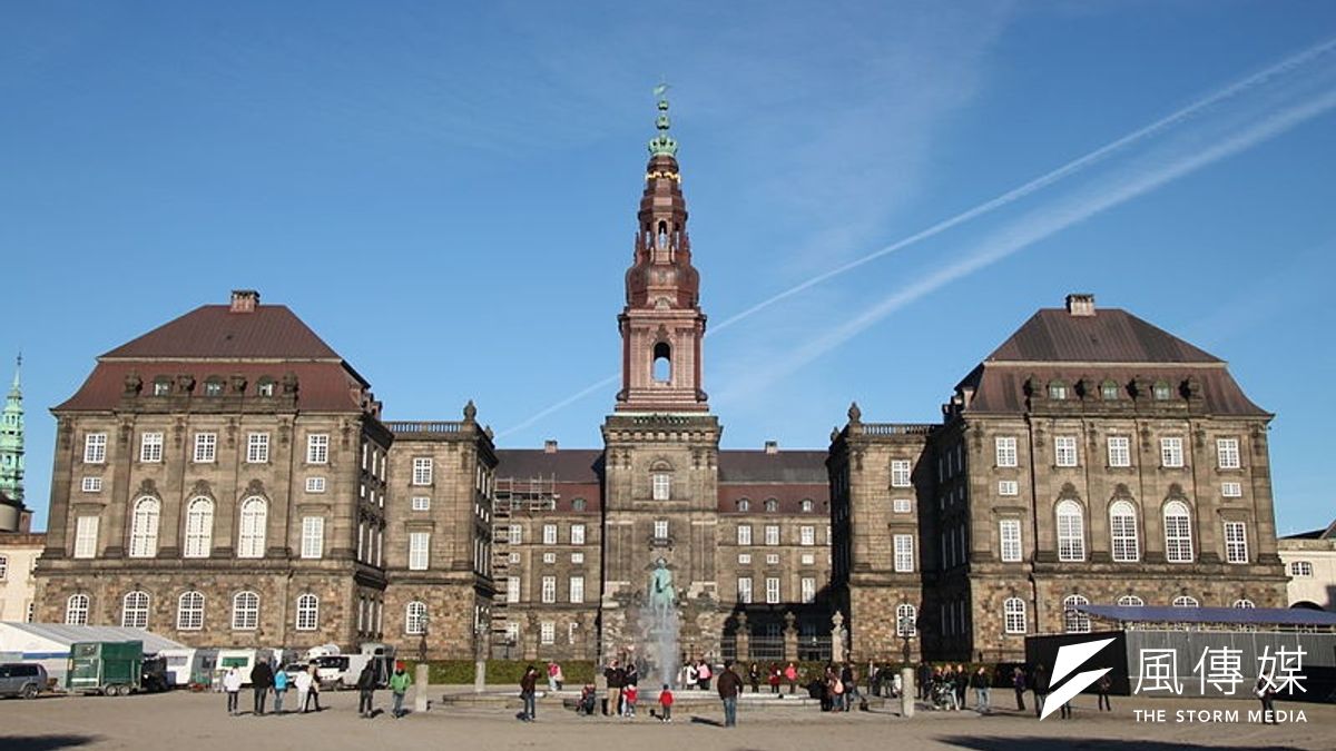 丹麥基督堡王宮(Christiansborg Palace)是丹麥行政、立法、司法三大系統所在地(維基百科)。 丹麥基督堡王宮(Christiansborg Palace)是丹麥行政、立法、司法三大系統所在地(維基百科)。