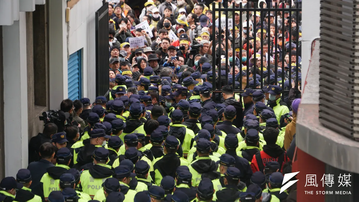 12月20日上午聲援民進黨的青鳥行動於立法院外突破柵欄欲進入立法院,立院內大批警力增援。(蔡親傑攝)