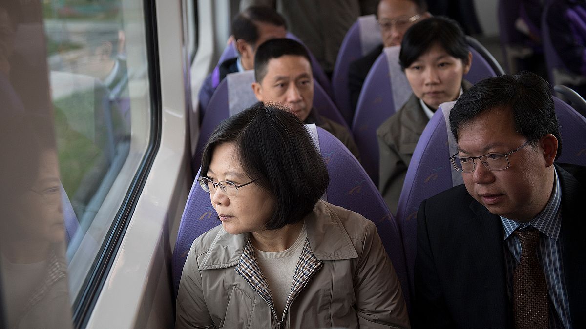 內外形勢皆嚴峻,台灣絕不能輕鬆以對。(圖為總統蔡英文試乘桃園機場捷運/總統府提供) 內外形勢皆嚴峻,台灣絕不能輕鬆以對。(圖為總統蔡英文試乘桃園機場捷運/總統府提供)