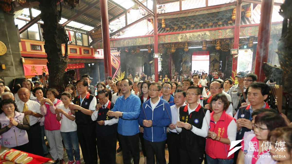 國民黨總統參選人朱立倫27日「回娘家」,首站來到桃園景福宮,景福宮是朱立倫從政起點。(陳明仁攝) 國民黨總統參選人朱立倫27日「回娘家」,首站來到桃園景福宮,景福宮是朱立倫從政起點。(陳明仁攝)