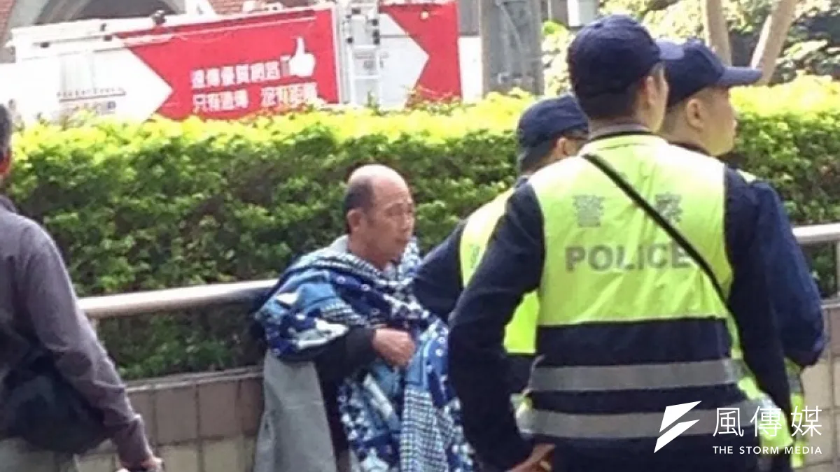 25日上午8點50分一名年約六十歲的男子身淋汽油,在立法院國會辦公室大樓前企圖點火自焚,幸好當場被駐警與學生制伏,化解一場災難。(國會助理提供)