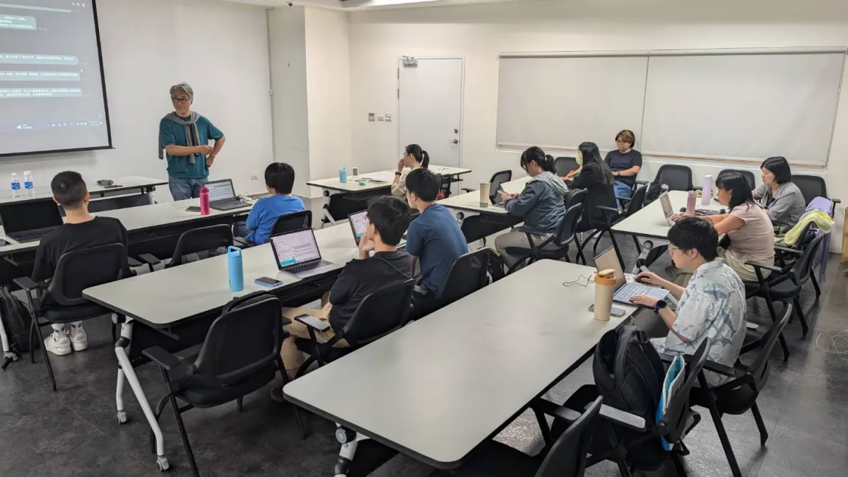 新北市文學獎持續辦理文學推廣活動,圖為作家高翊峰帶領工作坊學員發現書寫的各種可能。(圖/新北市政府文化局)