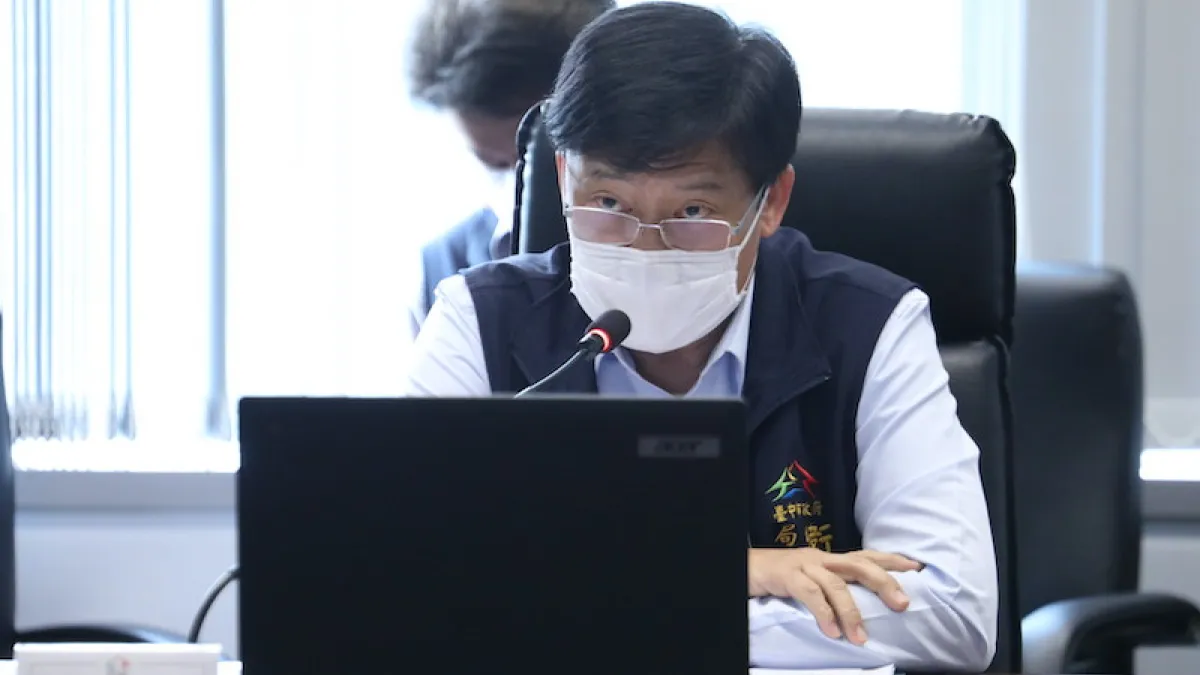 台中市政會議中,衛生局長曾梓展提出中市首創「中醫藥安全五層防護網」。(圖/台中市政府提供)