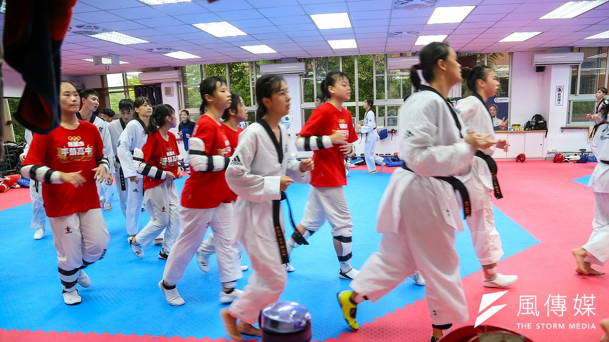 台灣代表隊在東奧寫下史上最佳成績,競技運動成為國人關注焦點。然而,對比國際賽場光榮奪牌的選手,有更多的基層運動員卻仍在咬牙苦撐。圖為平鎮高中跆拳道隊,非關新聞個案。(顏麟宇) 台灣代表隊在東奧寫下史上最佳成績,競技運動成為國人關注焦點。然而,對比國際賽場光榮奪牌的選手,有更多的基層運動員卻仍在咬牙苦撐。圖為平鎮高中跆拳道隊,非關新聞個案。(顏麟宇)