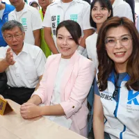 國民黨主席鄭麗文(右一)、民眾黨創黨主席柯文哲(左二)2日陪同新竹市長高虹安(右二)登記參選。(顏麟宇攝) 國民黨主席鄭麗文(右一)、民眾黨創黨主席柯文哲(左二)2日陪同新竹市長高虹安(右二)登記參選。(顏麟宇攝)