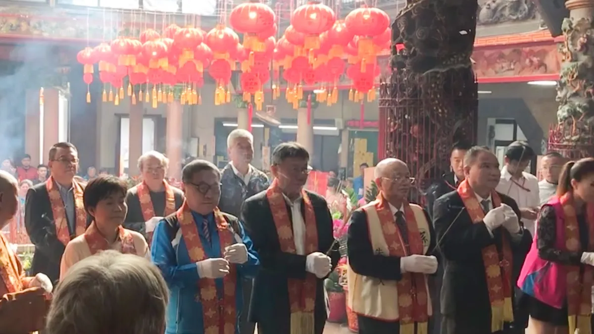 台北市長柯文哲(左三)15日下午前往桃園市中壢區慈惠堂參拜,曾參選桃園市長的前國民黨立委楊麗環也到場陪同。(地方人士提供)
