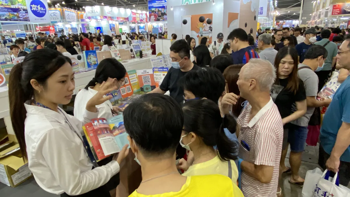 中市府觀旅局聯合觀光局參山國家風管處自辦觀光推廣交流會,參加新加坡秋季旅展及辦理觀光推廣活動,向當地旅遊業者說明台中城市旅遊特色,也吸引很多民眾到攤位參觀。(圖/台中市政府)