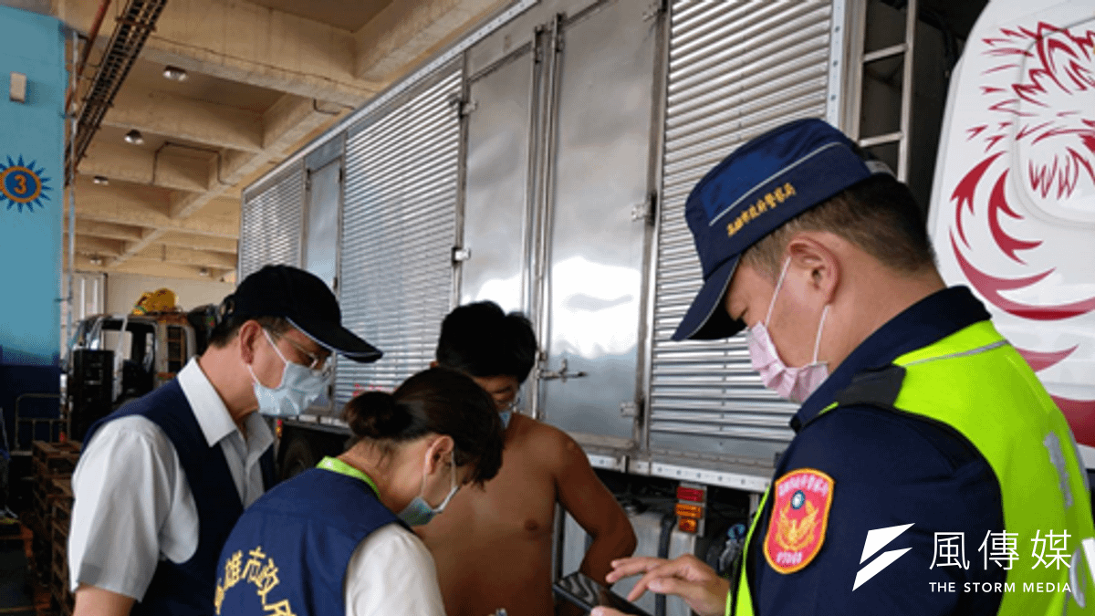 高雄市政府海洋局於前鎮魚市場對未配戴口罩民眾開舉發單。(圖/徐炳文攝) 高雄市政府海洋局於前鎮魚市場對未配戴口罩民眾開舉發單。(圖/徐炳文攝)