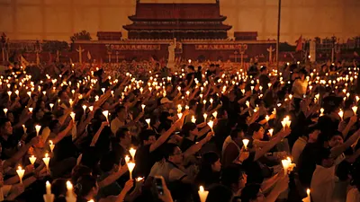 今年是六四事件27週年,陸委會發表聲明表示,六四事件的歷史傷痕應該被正視與撫平。圖為去年香港六四紀念活動。(資料照,美聯社)