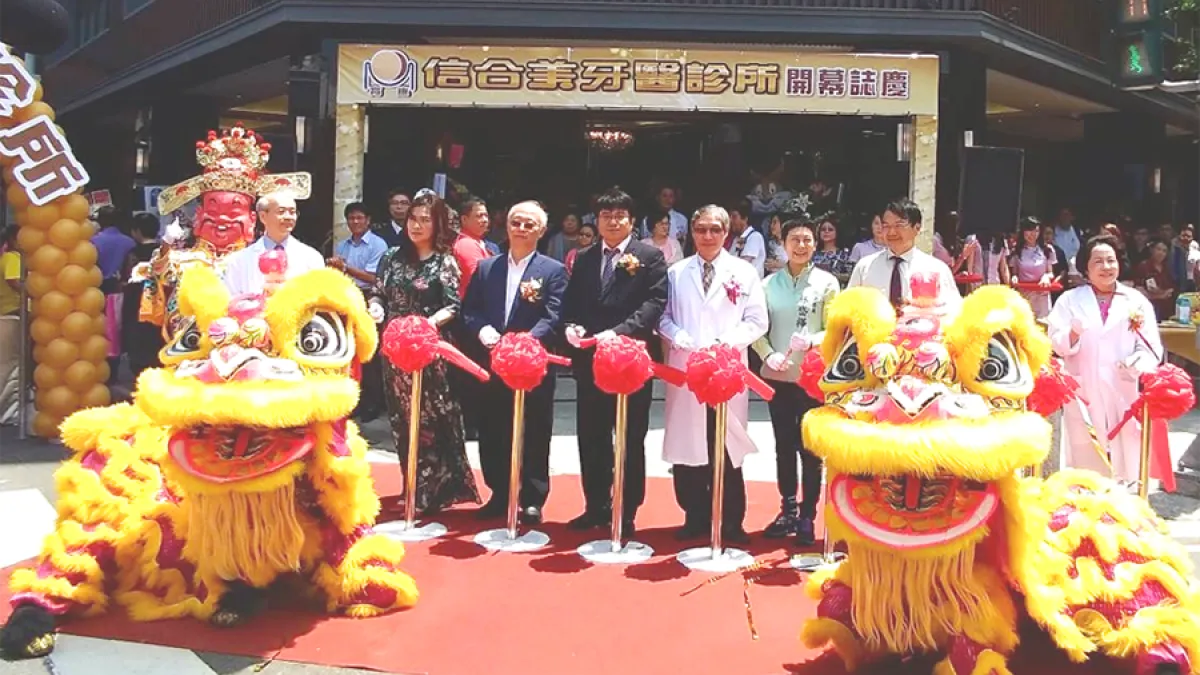 高雄育康信合美牙醫診所開幕,院長何坤炎(右四)、主任吳逸民(左一)與發言人許恭嚴(左四)等出席剪綵。(圖/徐炳文攝)