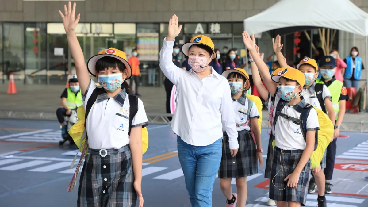台中市政府交通局及警察局20日「小小駕駛上路去」兒童交通安全宣導活動,市長盧秀燕戴上黃色小學生帽,與南屯區大墩國小55位小朋友演出互動式情境劇。(圖/臺中市政府交通局)