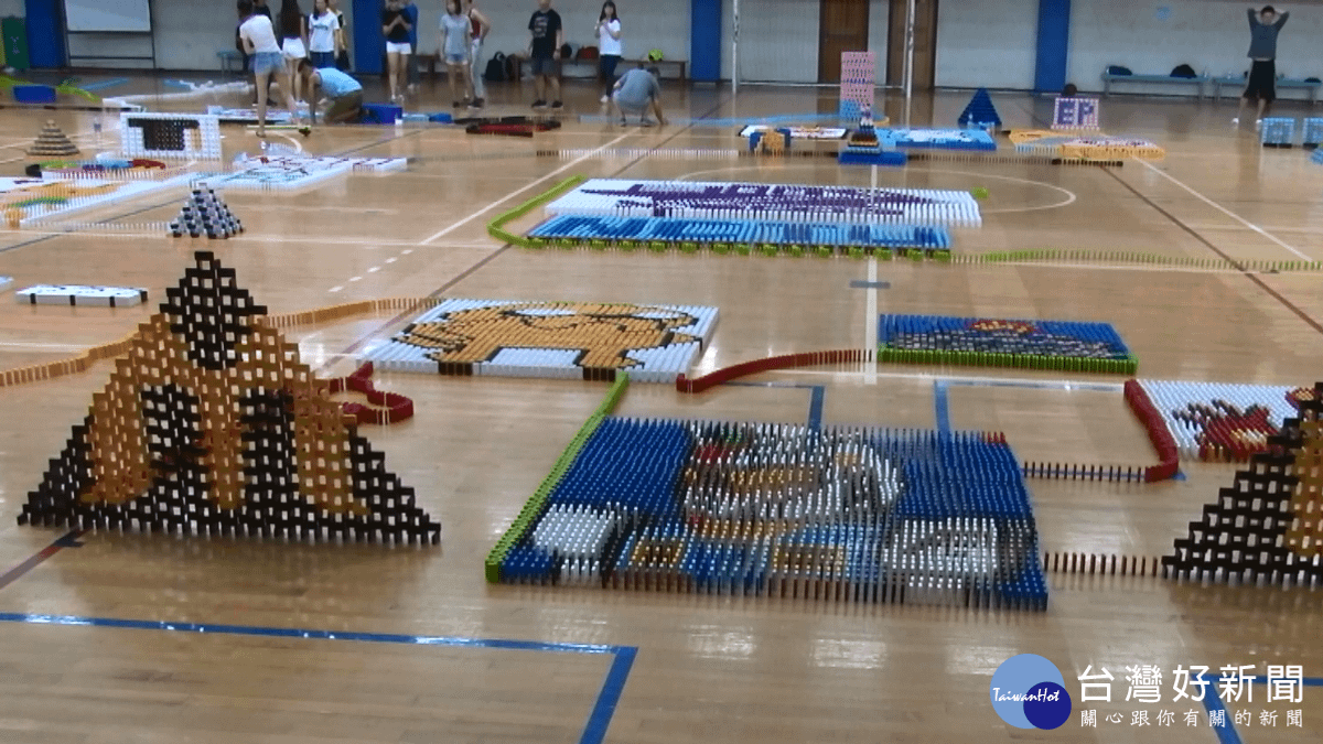 交大生堆骨牌 為自己留下畢業禮 交大生堆骨牌 為自己留下畢業禮