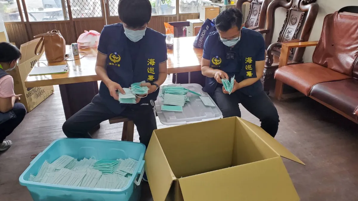 海巡署所屬偵防分署台東查緝隊近日破獲台中口罩製造工廠,查獲口罩近12萬片。(海巡署偵防分署提供)