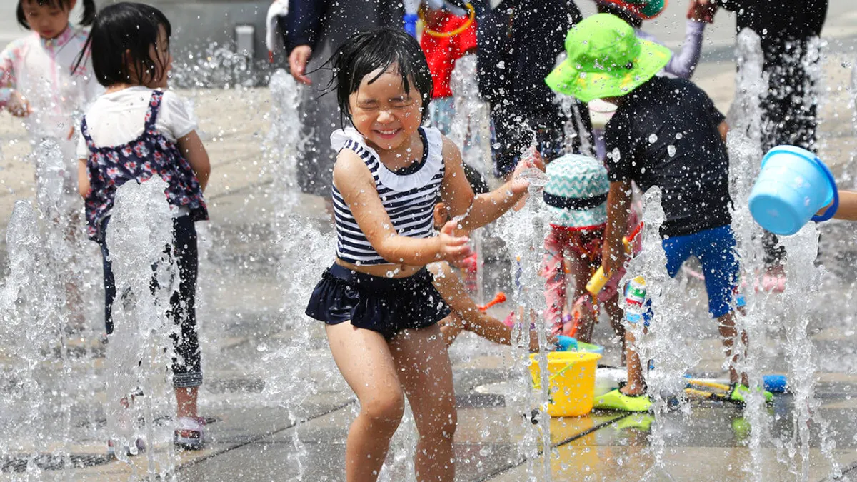 據高市工務局統計,「星光水岸公園」短短 3天試營運期間,該公園累計吸引了近 8萬人次造訪,人氣超乎預期,驗證了市民與遊客對新型態親水設施的強勁需求。(示意圖/美聯社) 據高市工務局統計,「星光水岸公園」短短 3天試營運期間,該公園累計吸引了近 8萬人次造訪,人氣超乎預期,驗證了市民與遊客對新型態親水設施的強勁需求。(示意圖/美聯社)