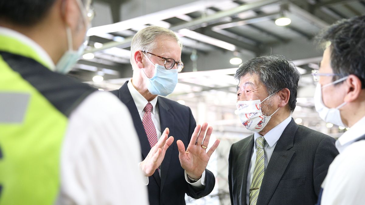 美日加碼捐贈疫苗給台灣,遠在波羅的海的立陶宛也要捐贈台灣兩萬劑疫苗。圖為美國捐贈250萬劑莫德納疫苗,衛福部長陳時中、美國在台協會處長酈英傑親自接機。(中央流行疫情指揮中心提供) 美日加碼捐贈疫苗給台灣,遠在波羅的海的立陶宛也要捐贈台灣兩萬劑疫苗。圖為美國捐贈250萬劑莫德納疫苗,衛福部長陳時中、美國在台協會處長酈英傑親自接機。(中央流行疫情指揮中心提供)