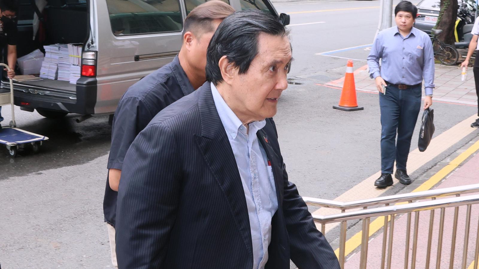 野生馬英九頻被捕獲!現身淡水、政大高唱軍歌 阿扁留言勸一句:讓前總統保有體面