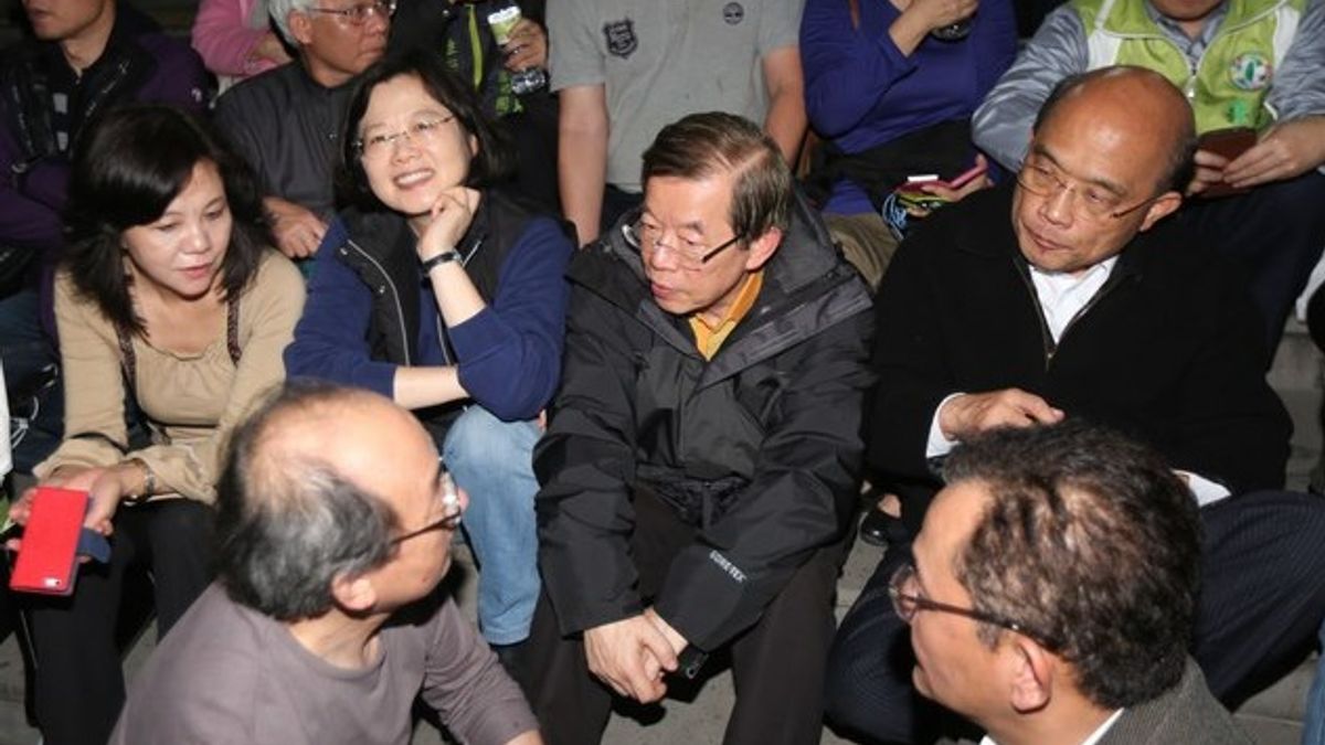 包括蔡英文、謝長廷、蘇貞昌等民進黨天王,曾前往立院聲援反服貿黑箱,而今對於台美關稅談判黑箱,全部噤聲不語。(余志偉攝) 包括蔡英文、謝長廷、蘇貞昌等民進黨天王,曾前往立院聲援反服貿黑箱,而今對於台美關稅談判黑箱,全部噤聲不語。(余志偉攝)