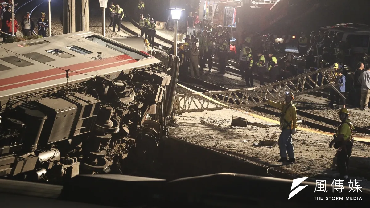 台鐵6432車次普悠瑪列車在宜蘭新馬站附近出軌翻車,造成18人死亡、168人受傷的重大事件。晚間相關單位動用怪手準備吊車。(陳品佑攝)