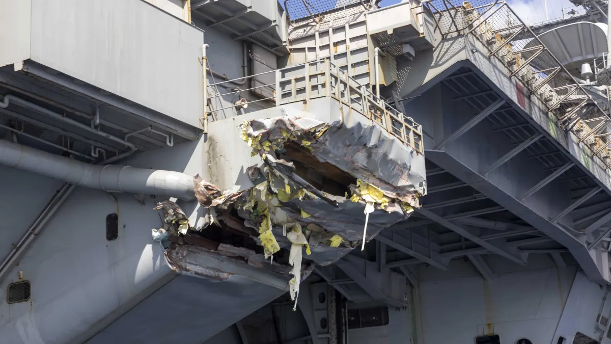 2025年2月12日,美軍杜魯門號航空母艦在埃及塞得港附近海域作業時,與商船Besiktas-M號發生碰撞、災情慘重。(美聯社)