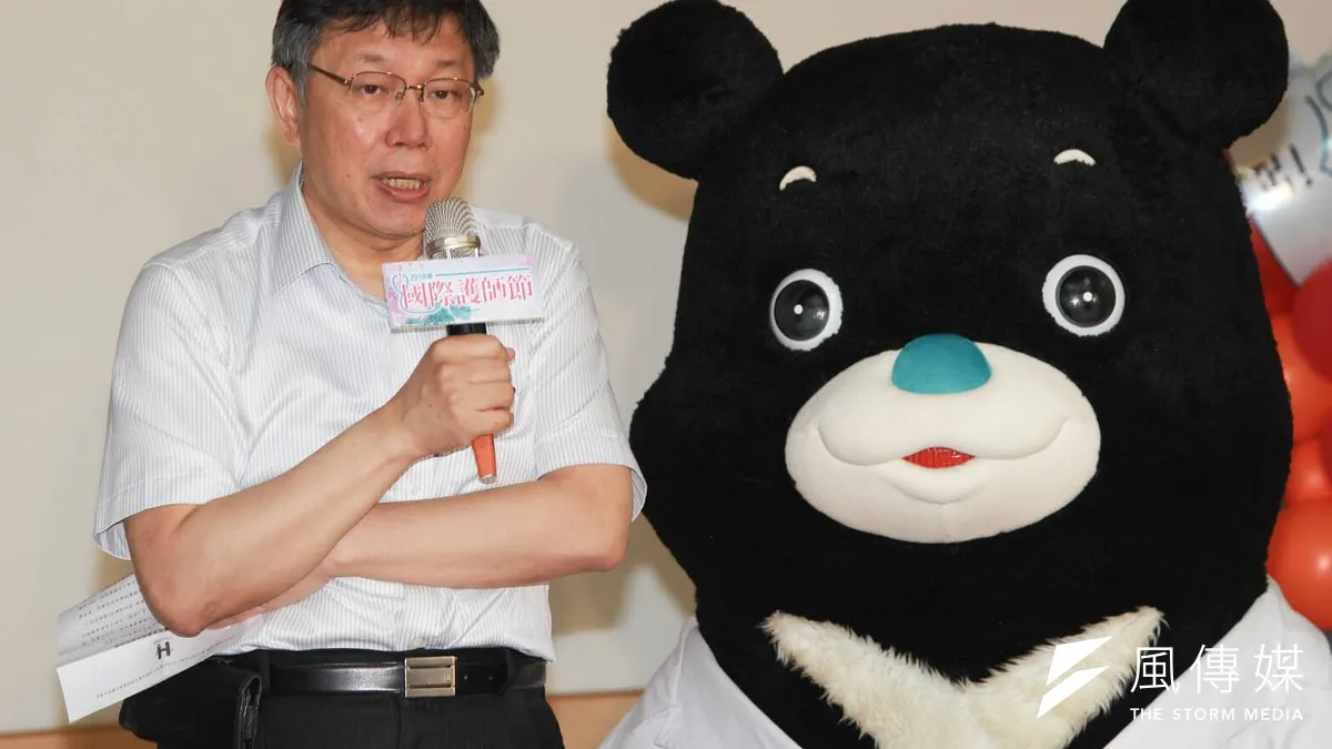 台北市議會13日進行總質詢,議員詢問台北市長柯文哲(左)與觀光傳播局局長陳思宇,海洋熊讚究竟是誰設計?但柯文哲與陳思宇都數度答不出來。(資料照,方炳超攝)