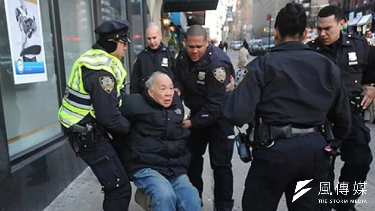 紐約警察逮捕違法穿越馬路的84歲華裔老人,引起中國網民熱議(取自新華網)