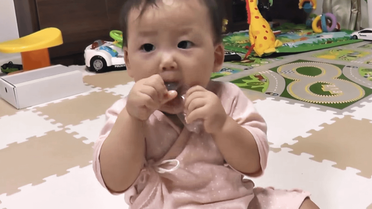 盡量讓小孩遠離巧拼跟塑膠容器,避免持續暴露在塑化劑的風險。(示意圖非本人/翻攝自youtube) 盡量讓小孩遠離巧拼跟塑膠容器,避免持續暴露在塑化劑的風險。(示意圖非本人/翻攝自youtube)