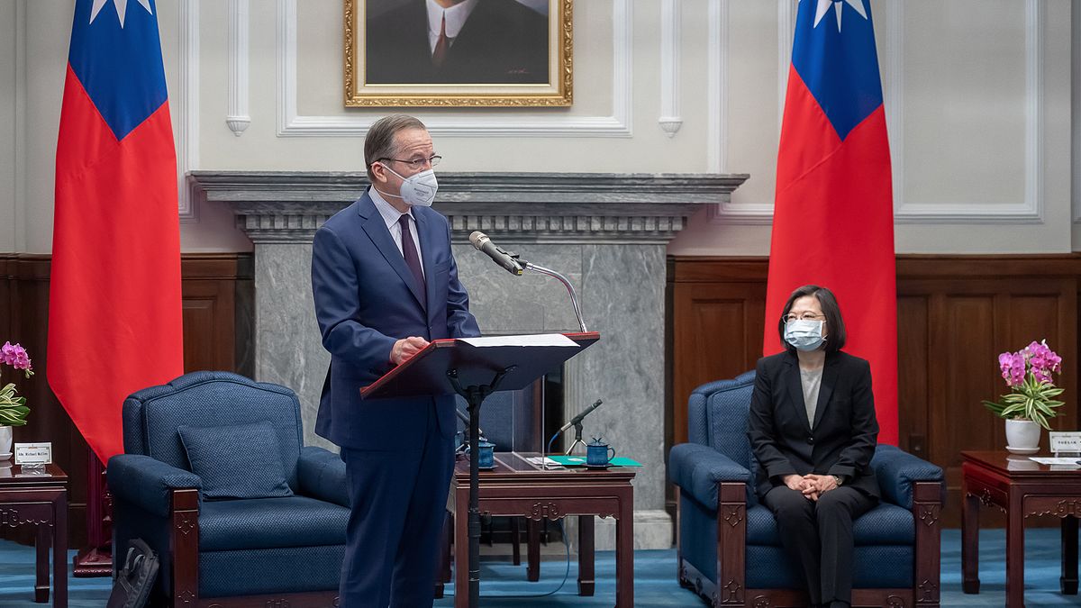 總統蔡英文2日上午於總統府內接見美國特使團。圖右為美國前參謀首長聯席會議主席穆倫(Michael Mullen)。(總統府提供) 總統蔡英文2日上午於總統府內接見美國特使團。圖右為美國前參謀首長聯席會議主席穆倫(Michael Mullen)。(總統府提供)