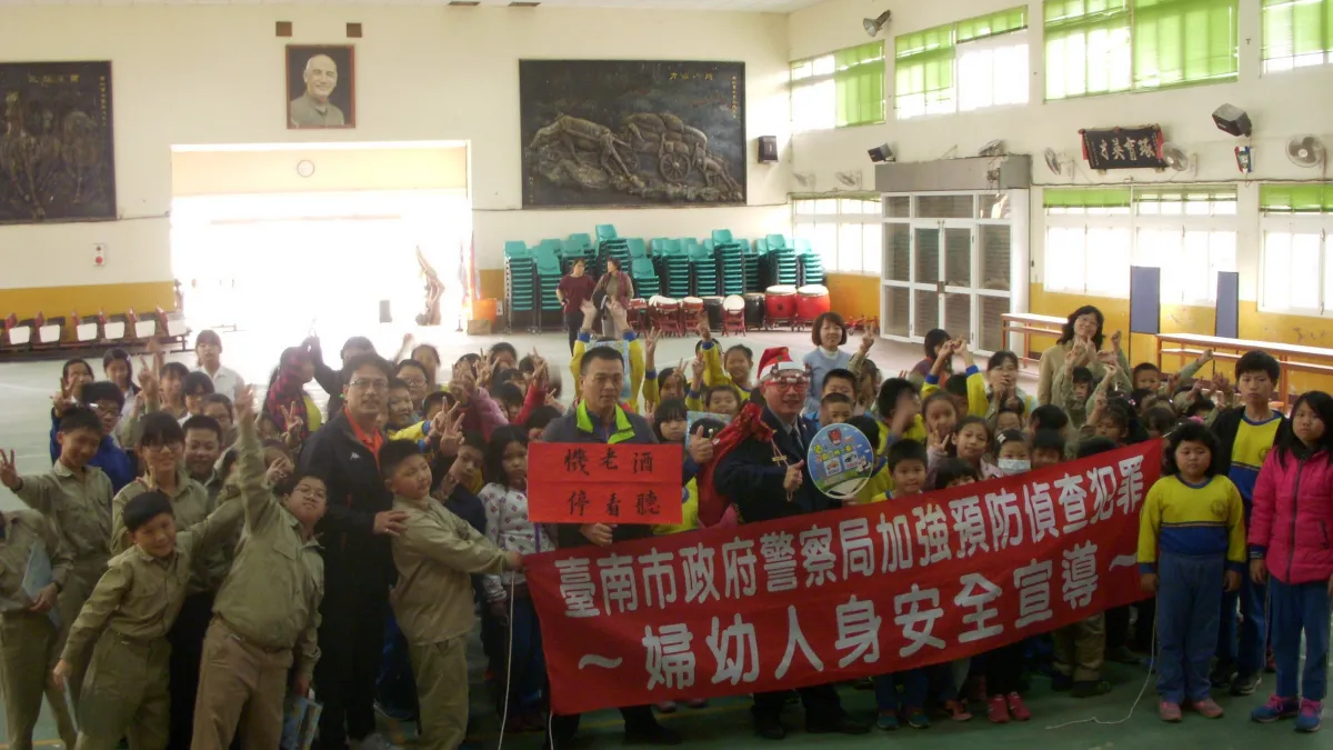 宣導交通安全 阿Sir扮聖誕老公公前進國小校園