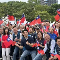 藍媒爭訪沈伯洋,三立能訪蔣萬安嗎?圖為台北市長蔣萬安(前右4)參加國慶活動。(中央社) 藍媒爭訪沈伯洋,三立能訪蔣萬安嗎?圖為台北市長蔣萬安(前右4)參加國慶活動。(中央社)