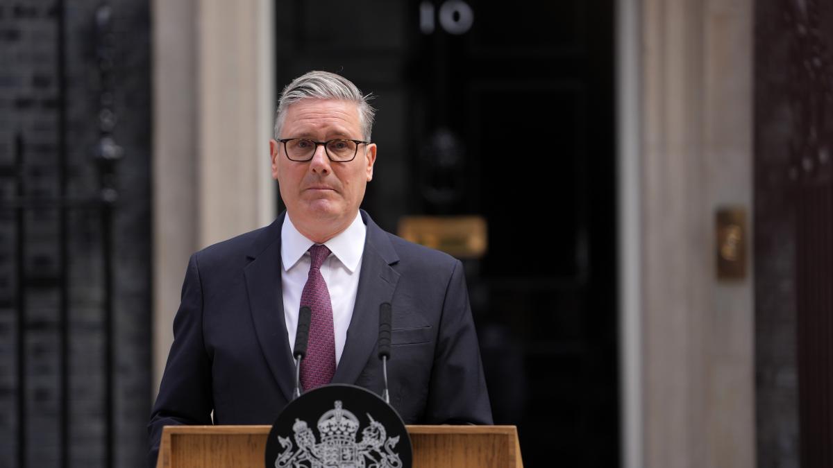 艾普斯坦、伊朗與泰勒絲:BBC細數壓垮英國首相的「最後稻草」