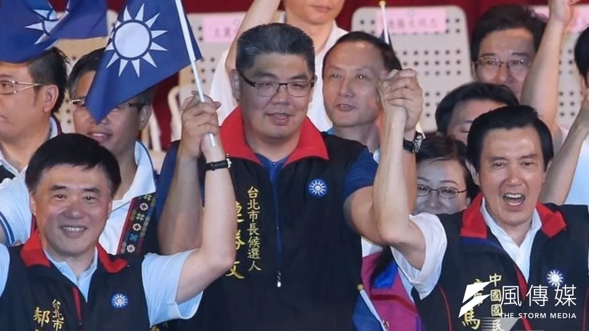 國民黨台北市長參選人連勝文13日與馬英九總統、現任市長郝龍斌同台,連勝文士氣高昂痛擊對手柯文哲,開支票不問能否兌現。(吳逸驊攝)