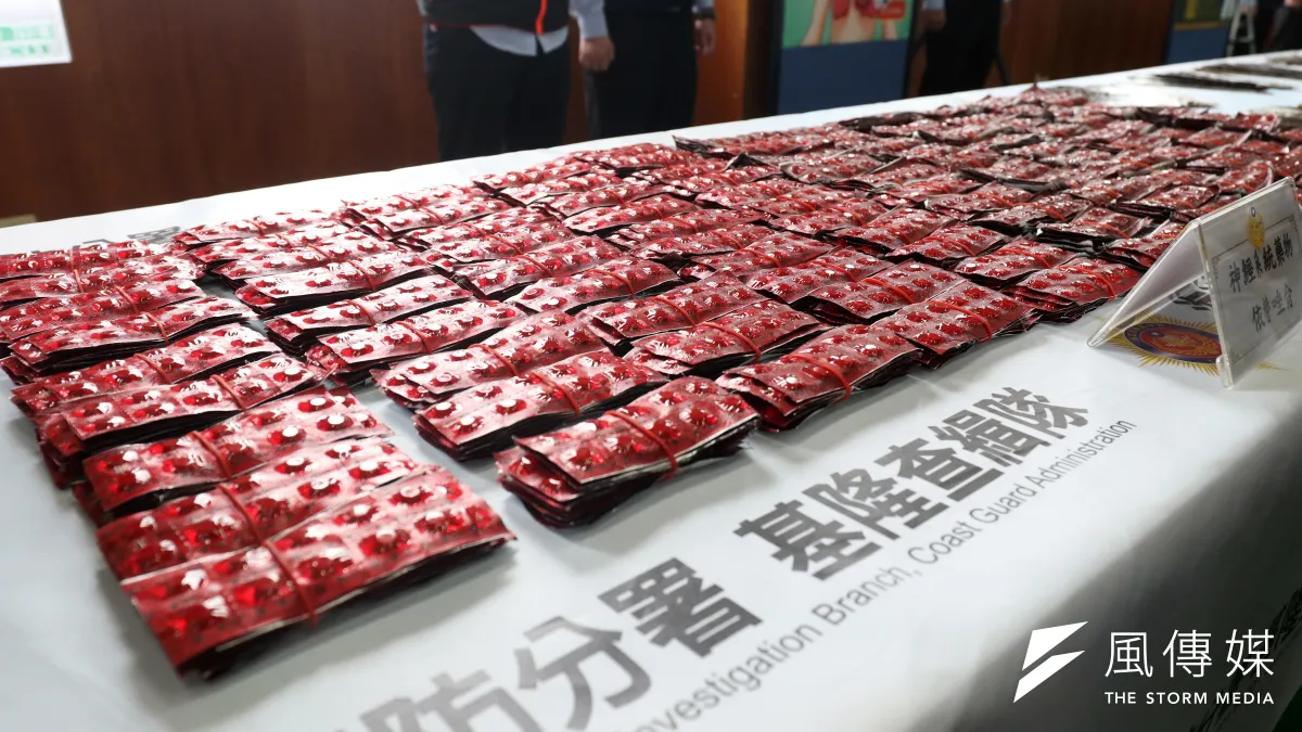 海巡署破獲史上最大宗新興毒品倉儲,包括變種毒品「喵喵」原料、大麻膏等。(蘇仲泓攝)