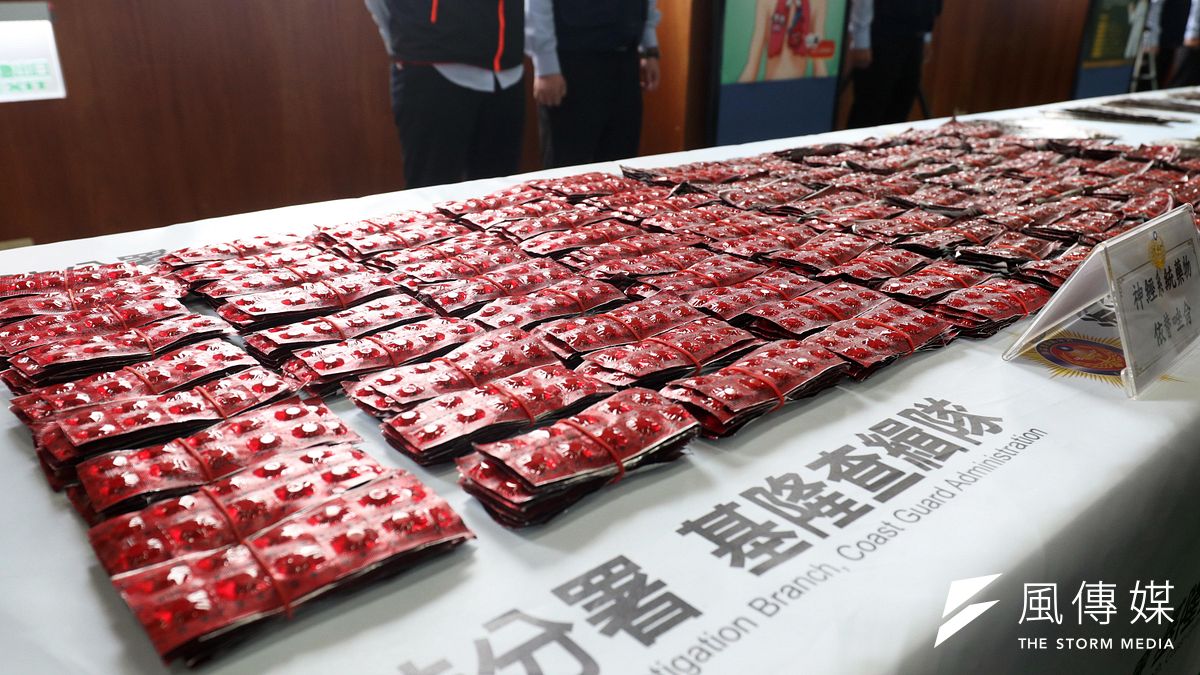 海巡署破獲史上最大宗新興毒品倉儲,包括變種毒品「喵喵」原料、大麻膏等。(蘇仲泓攝) 海巡署破獲史上最大宗新興毒品倉儲,包括變種毒品「喵喵」原料、大麻膏等。(蘇仲泓攝)