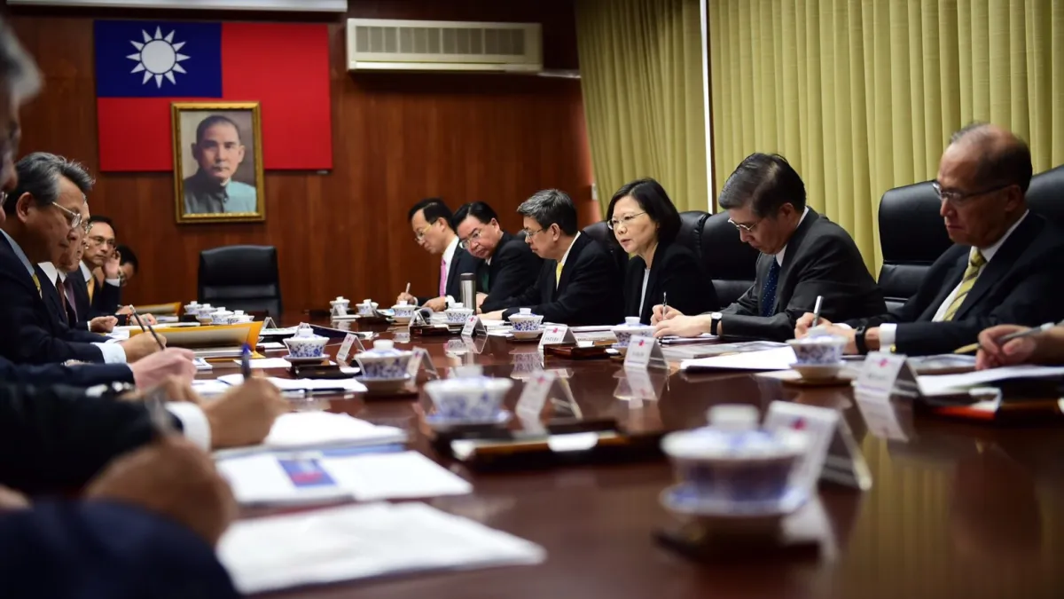總統當選人蔡英文一行29日赴外交部聽取簡報。(民進黨提供)